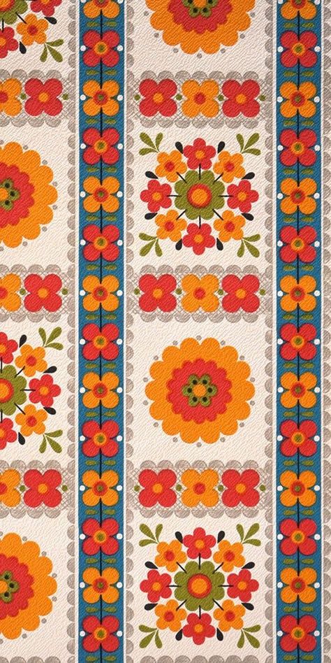 Add a vintage touch to your decor with these retro flower patterns. Perfect for wallpaper, fabric, and more, these designs bring a nostalgic charm to any space. Celebrate the beauty of vintage design with these colorful and lively patterns. #RetroDesign #VintageDecor #FlowerPatterns #HomeStyle #InteriorTrends #NostalgicCharm #PatternDesign #Inspiration 60s Wallpaper, 70s Kitchen, 60s Patterns, German Kitchen, Pattern Design Inspiration, Deco Retro, Retro Fabric, Kitchen Wallpaper, The Wallpaper