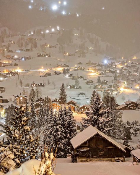 Winter night in Switzerland looks like something out of a christmas movie. Holidays Aesthetic, Switzerland In Winter, Selamat Hari Valentine, Christmas Sleepover, Golden Life, Winter Szenen, Christmas Feeling, Winter Scenery, Winter Pictures