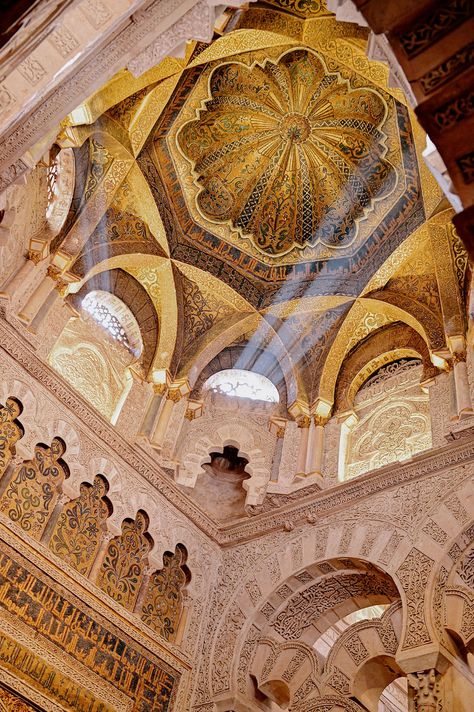 I wanted to tell you about the monument whose visit impressed me the most and whose architecture left me speechless. It is the Mosque Cathedral of Cordoba, a city in southern Spain, in the province of Andalusia. If you can visit it, don't miss the chance. In the meantime, here are some pictures that, although beautiful, do not do justice to the monument at all, and are a must-see. Mosque Of Cordoba, Great Mosque Of Córdoba, Moorish Architecture, Spain Aesthetic, Cordoba Spain, Mosque Architecture, Al Andalus, Architecture Images, Islamic Architecture