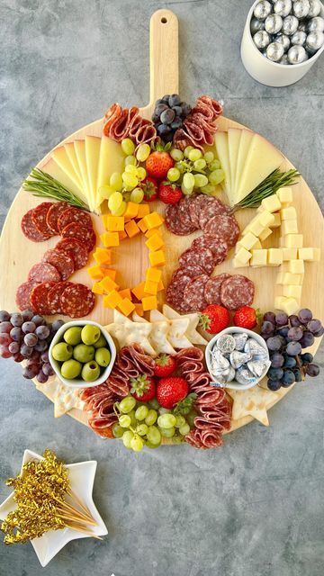 2024 Cheese Board, Fold Meat For Charcuterie, 2024 Charcuterie Board, Charcuterie Boards Christmas, Party Toothpicks, Christmas Wreath Charcuterie, Food For Guests, Wreath Charcuterie Board, Cheese And Cracker Board