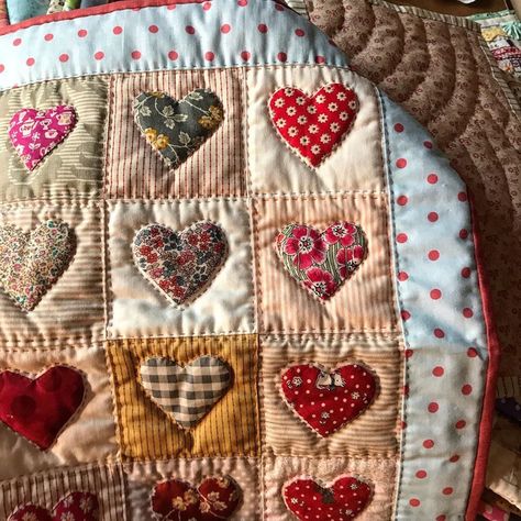 How To Sew A Quilt, Stuffed Quilt, Quilting Aesthetic, Quilt Aesthetic, Quilted Decor, Cottagecore Quilt, Quilted Tablecloth, Hand Sewn Quilt, Heart Patchwork