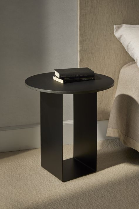 Black Metal Bedside Table, Side Table Decor Living Room, Designer Side Table, Modern Side Table Design, Side Tables For Living Room, Bed Side Table Design, Bedroom Side Table, Bedside Table Metal, Bedside Table Round