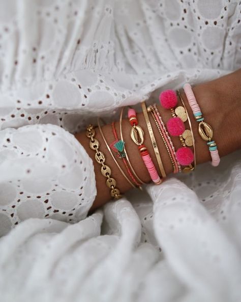 Bijoux fantaisie | Bijoux fantaisie tendance 2019. Promo bijoux fantaisie. Mode bijoux. Colliers fantaisie, sautoirs, bracelets et bagues tendance pas cher Preppy Bracelets, Inexpensive Jewelry, Preppy Jewelry, Jewelry Accessories Ideas, Bracelets And Necklaces, Casting Jewelry, Jewelry Photography, Original Jewelry, Diy Crafts Jewelry