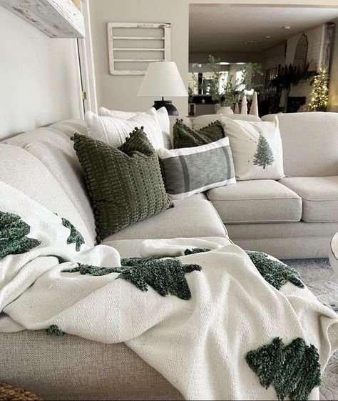 Winter Aesthetic Living Room, Cute Christmas House Decor, Living Room Inspiration Christmas, White And Green Apartment Aesthetic, Christmas Home Decor Apartment, Green Cream Christmas Decor, Sectional Christmas Decor, Cozy Winter Living Room Aesthetic, Winter Organization Ideas