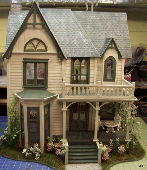 Vintage House Bloxburg Exterior, Miniature Houses Exterior, Tiny Two Story House Bloxburg, Small Victorian Bloxburg House, Tiny Model House, Roblox Bloxburg Victorian House, Old Fashioned Minecraft Houses, Old Timey Bloxburg Houses, Miniature House Exterior