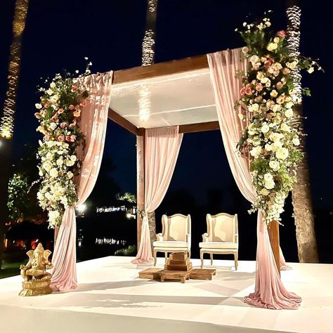 Wood Mandap Wedding, Indian Wedding Tent Decor, Mandap For Night Wedding, Mandapam Decoration Marriage Outdoor, Simple Mandap Decor Indian Outdoor, Marriage Mandap Decoration Indian Indoor, Day Wedding Mandap Decor, Wedding Phera Mandap, Evening Mandap Decor