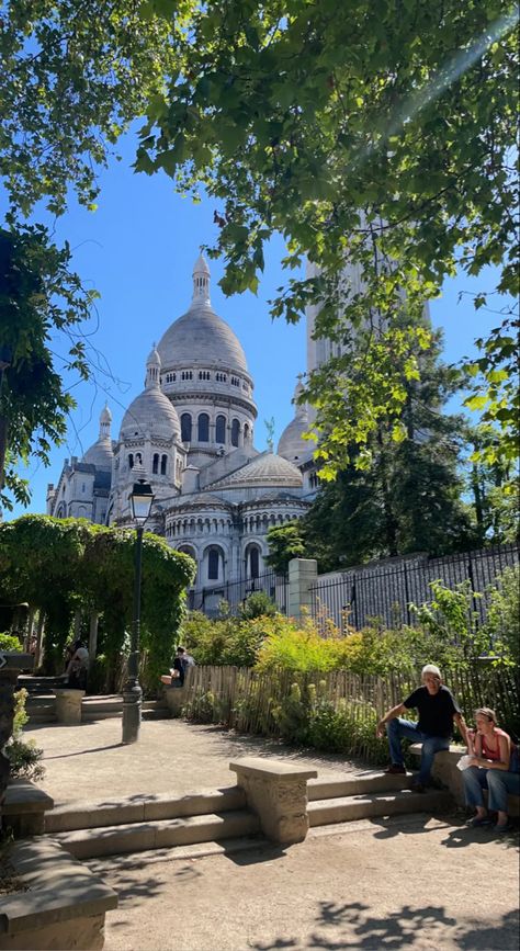 Paris Study Abroad, Paris Photo Ideas, Paris Garden, Paris In Spring, Summer Paris, Paris Rooftops, Parisian Architecture, Church Aesthetic, Paris Montmartre