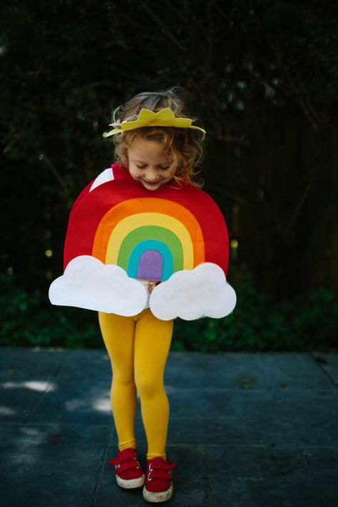 Kid's Rainbow Halloween  Costume - for the certain little sunshine in your life Best Toddler Halloween Costumes, Rainbow Halloween Costume, Rainbow Costume, Diy Fantasia, Rainbow Costumes, Rainbow Halloween, Halloween Infantil, Baby Kostüm, Diy Costumes Kids