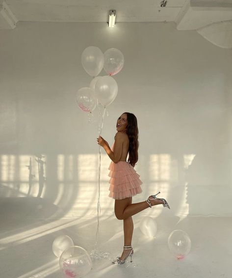 Pink Couples Photoshoot, Birthday Shoot White Background, Birthday Photoshoot Ideas Balloons, Photoshoot Poses Black Women, Birthday Photoshoot 23, Bday Pics Instagram, Birthday Photoshoot Outfits, Outdoor Birthday Photoshoot, 25 Birthday Photoshoot