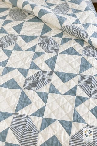 Square Burst 2.0 - Minimalist - Running Stitch Quilts Simple Vintage Quilt Patterns, Black White And Grey Quilts, King Size Quilt Patterns Free Easy, Modern Quilt Patterns Easy, Blue Quilts Ideas, Contemporary Quilt Patterns, California Quilt, Minimalist Quilt, Neutral Quilt