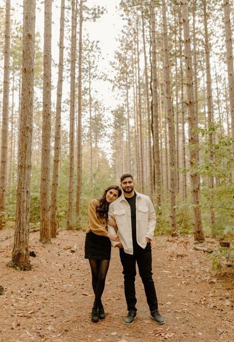 Michigan Engagement Photos, Fall Couple Pictures, Fall Photoshoot Ideas, Portret Feminin, Forest Engagement Photos, Fall Couple Photos, Fall Photo Shoot Outfits, Wedding Fotos, Fall Couple