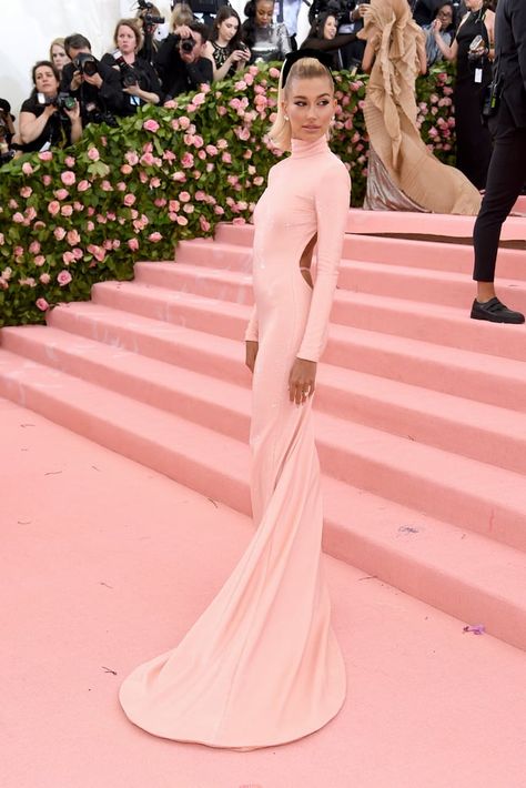 Hailey Baldwin at the 2019 Met Gala Met Gala Dresses, Hailey Baldwin Style, Vestidos Color Rosa, Img Models, Donatella Versace, Chloe Grace Moretz, Irina Shayk, Hailey Baldwin, Gala Dresses