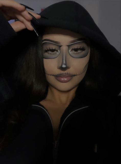 Cute Halloween Looks Makeup, Face Make Up Halloween Women, Skeleton Face Halloween, Holween Makeup Ideas, Chicana Skull Makeup, Holloween Makeup Girl, Mickey Mouse Makeup Halloween, Skeloten Halloween Costume, Skeleton Halloween Costume Makeup