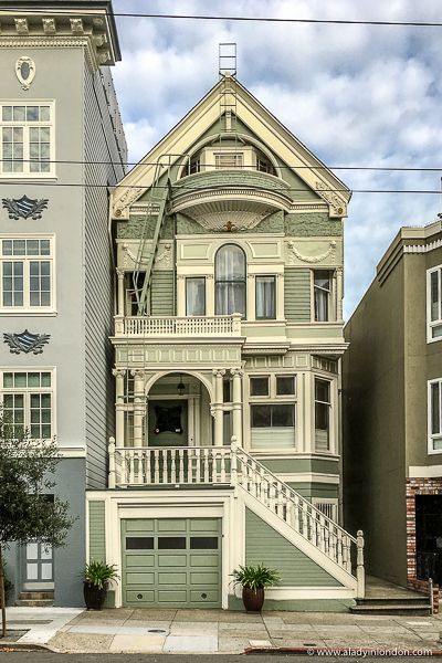 Victorian House With Balcony, Victorian House Outside, Detailed Home Exterior, Victorian House Balcony, Dream House Balcony, Pretty Buildings To Draw, Victorian Homes Outside, California House Style, Exterior Victorian House