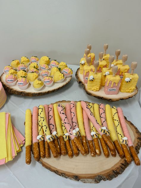 Baby Shower Themes Girl Winnie The Pooh, Winnie The Pooh Desserts, Winnie The Pooh Themed Food, Winnie The Pooh Cupcakes, Shower Foods, Gender Reveal Baby Shower Themes, Honey Bee Baby Shower, Baby Shower Sweets, Winnie The Pooh Cake