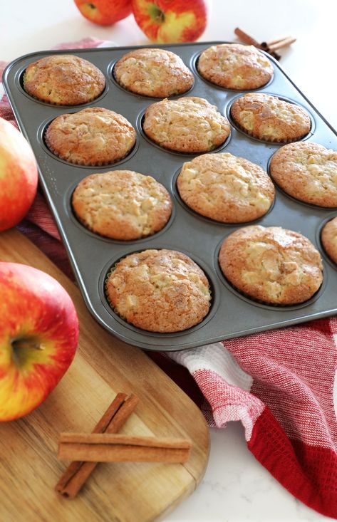 Apple Cinnamon Breakfast Muffins, Apple Muffins Moist, Simple Apple Muffin Recipe, Honeycrisp Apple Muffins, Crab Apple Muffins, Apple Muffins Recipes Easy, Simple Apple Cinnamon Muffins, Green Apple Muffin Recipes, Fall Apple Muffins