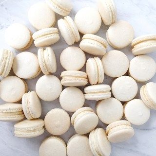 Easy French Macaron Recipe, Desserts French, Macaron Tutorial, Macaron Troubleshooting, French Macaron Recipe, White Chocolate Oreos, French Macarons Recipe, Lemon Blueberry Cheesecake, Macaron Filling