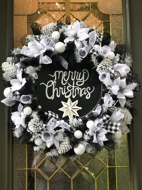 White Wreaths, Black Christmas Tree Decorations, Grey Christmas Tree, Black Christmas Decorations, Elegant Christmas Tree Decorations, Christmas Wreath Decor, Black White Christmas, White Christmas Wreath, Red Christmas Decor