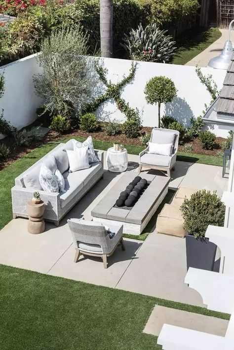 large pavements Paved Stone Patio Ideas, Backyard Hangout Area, Paver Sitting Area, Concrete Pavers Backyard, Backyard Furniture Ideas Seating Areas, Backyard Paver Patio Ideas, Backyard Paver Ideas, Backyard Patio Designs Layout, Pavers Patio Ideas