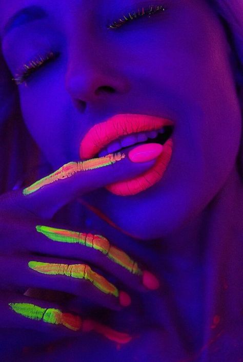 Glow Face Paint, Black Light Makeup, Glow In Dark Paint, Neon Face Paint, Uv Photography, Cool Face Paint, Uv Makeup, Neon Photoshoot, Uv Paint