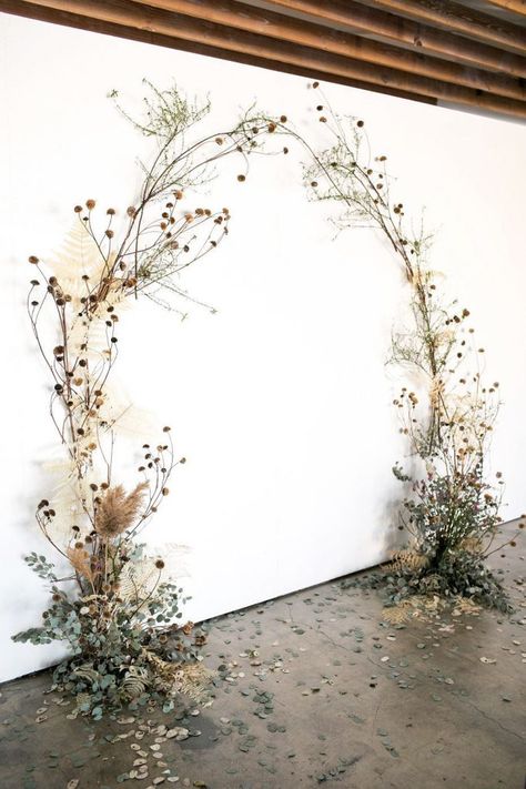 unique wild weedy wall wedding backdrop ideas Wedding Flower Trends, Wedding Arch Rustic, Wedding Backdrop Decorations, Wedding Wall, Floral Arch, Ceremony Backdrop, Deco Floral, Backdrop Decorations, Wedding Deco