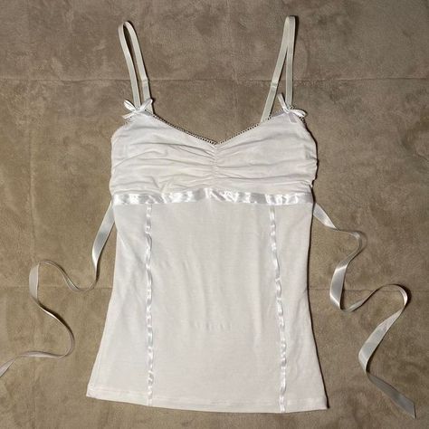 Coquette Two Piece, Coquette 2000s Outfits, Shirts With Bows, 2000s Crop Tops, Y2k White Outfit, Clothes With Bows, White Cami Outfit, Y2k Coquette Outfits, Y2k Outfits White