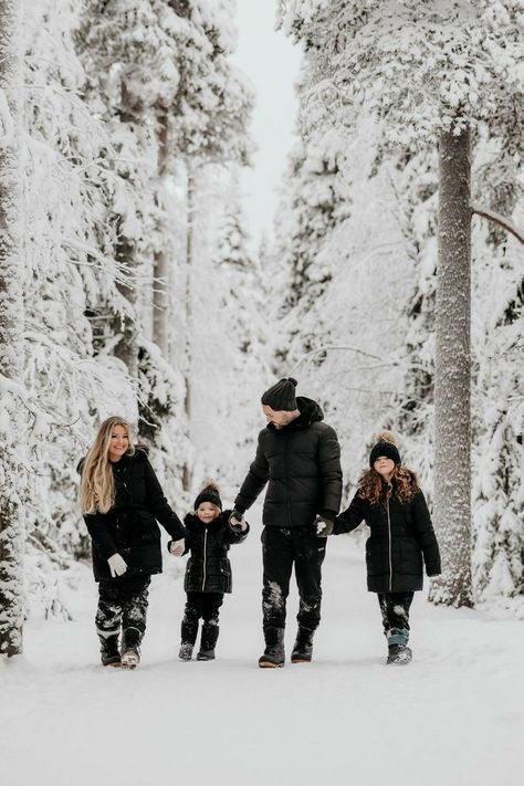 Family Snow Photoshoot, Snow Family Pictures, Outdoor Christmas Photos, Shooting Pose, Winter Family Photoshoot, Christmas Photoshoot Ideas, Winter Family Photography, Winter Family Pictures, Christmas Family Photoshoot