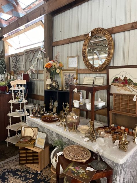 Vintage Market Table Display, Antique Pop Up Shop, Pop Up Vintage Shop Display Ideas, Vintage Market Display Booth Ideas, Vintage Pop Up Shop Display, Vintage Pop Up Shop, Market Displays Booth Ideas, Vintage Markets Display, Market Booth Display