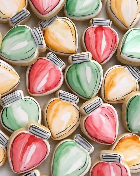 Color Light Bulbs, Cookie Watercolor, Christmas Dessert Drinks, Color Cookies, Cookie Painting, Watercolor Cakes, Watercolor Cookies, Painted Cookies, Christmas Cookie Cake