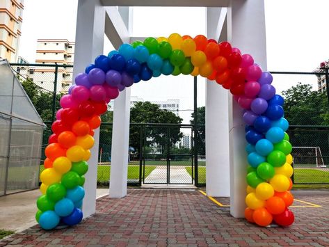 Simple Balloon Decoration, Rainbow Balloon Arch, Balloon Arch Decorations, Theme Carnaval, Rainbow Party Decorations, Little Pony Birthday Party, Painting Birthday, Round Balloons, Rainbow Balloons