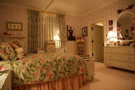 89s Bedroom, Stranger Things Dr Bedroom, 2000s Interior Design Trends, 80s House Interior Bedrooms, 80s Girly Bedroom, 1990s House Interior, Cozy 80s Bedroom, Dr Bedroom Ideas Shifting, 1980s Bedroom Aesthetic