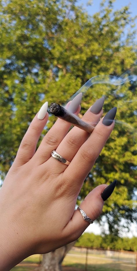 White And Black Matte Nails, Black And White Nails Matte, Matte Glossy Nails Design, Matte Black Coffin Acrylic Nails, Matte Stiletto Nails Design, White To Black Ombre Nails, White Matte Nails With Design, Matte Nails Aesthetic, Black Nails White Tips