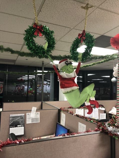 Grinch Christmas Cubicle Decorations, Office Christmas Decorations Grinch, Christmas Decor Idea For Office, Christmas Bay Decoration Office, The Grinch Office Decor, Grinch Christmas Decorations For Office, Grinch Themed Cubicle, Grinch Cubicle Decorations Contest, Grinchmas Office Decorations