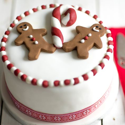 Traditional Christmas fruit cakes don't always have to be decorated in the same traditional style. We think that these gingerbread decorations from BakingMad.com will give your cake at lovely modern feel this year! Christmas Cake Decorating Ideas, Easy Christmas Cake, Christmas Cake Decorating, Christmas Cakes Easy, Cake Light, Cookies Gingerbread, Fruit Cake Christmas, Fruit Cakes, Christmas Cake Designs