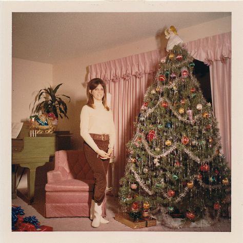 I have no idea who this is but I want to be in this picture. Tree Hairstyle, Vintage Christmas Photos, Ghost Of Christmas Past, Old Christmas, Old Fashioned Christmas, Christmas Past, Christmas Memory, Noel Christmas, Vintage Christmas Tree