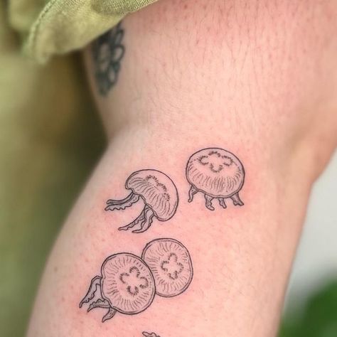 Swordfish Skeleton Tattoo, Small Paragraph Tattoos For Women, Simple Marine Life Tattoos, Easy Jellyfish Tattoo, Jellyfish Tattoo Cute, Jellyfish Flash Tattoo, Small Tattoos Emo, Matching Aquatic Tattoos, Moon Jelly Fish Tattoo