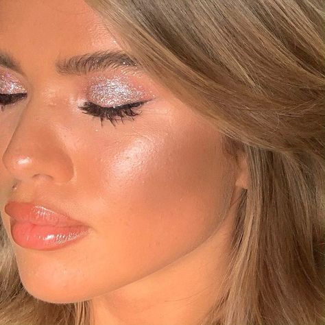 MATILDA DJERF on Instagram: “just a casual Friday look” Smink Inspiration, Matilda Djerf, Glowy Makeup, Casual Friday, Prom Makeup, Summer Makeup, Glam Makeup, Everyday Makeup, Pretty Makeup