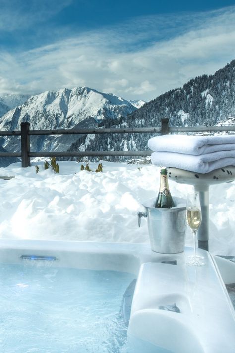 The luxurious outdoor hot tub jacuzzi on the terrace balcony of luxury Swiss ski chalet Chalet Rock in Verbier, Switzerland. Enjoy a glass of chilled champagne whilst relaxing and looking over the stunning mountain and forest views below. Hot Tub Aesthetic, Tub Aesthetic, Verbier Switzerland, Swiss Ski, Ski Hotel, Skiing Aesthetic, Luxury Ski Chalet, Snow Trip, Ski Vacation