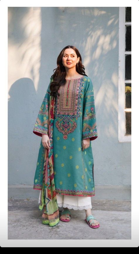 Pakistani Kurta Designs, Dress Design Pakistani, Pakistani Women Dresses, Kurta Patterns, Pakistani Fashion Casual, Womens Trendy Dresses, Pakistani Fancy Dresses, Pakistani Dresses Casual, Pakistani Fashion Party Wear