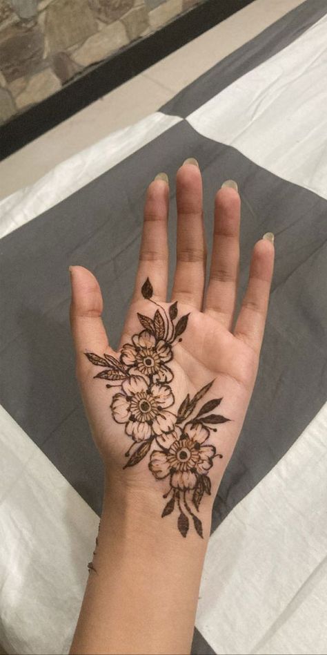 Short Mehndi Design, Cute Henna Designs, Henna Style Tattoos, Front Mehndi Design, Palm Mehndi Design, Simple Mehendi Designs, Floral Henna Designs, Henna Tattoo Designs Hand, Simple Henna Tattoo