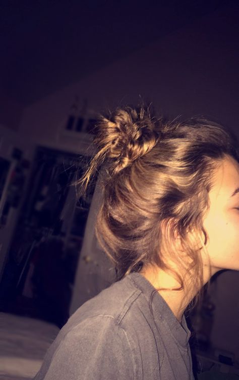 Messy buns ✌ Messy Buns Aesthetic, Messy Bun Brunette, Brown Hair Updo Messy, Cute Messy Buns Pictures, Messy Bun Mirror Selfie, Messy Bun On Straight Hair, Messy Bun Outfit Summer, Messy Bun With Strands Out, Messy Ponytail Brown Hair