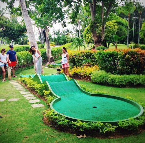 Depending on how much time you have, you can always try a little putt putt. Backyard Mini Golf Course, Mini Putt, Putt Putt Golf, Fun Backyard, Golf Hotel, Crazy Golf, Miniature Golf Course, Mini Golf Course, Miniature Golf