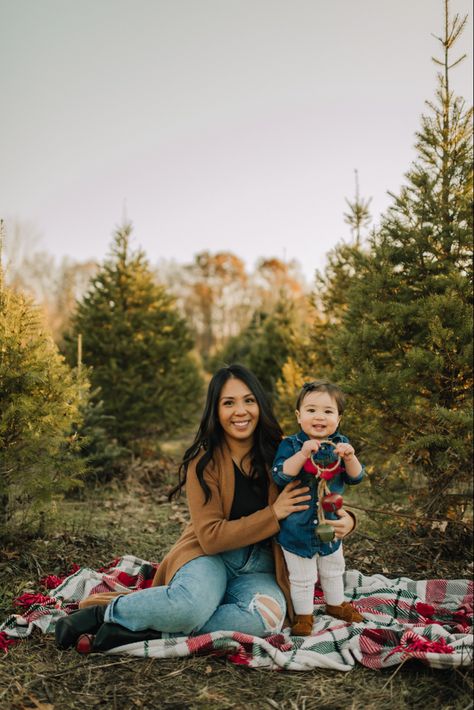 Outdoor Christmas Photoshoot Family, Outdoors Christmas Photoshoot, Christmas Indoor Mini Sessions, Christmas Outdoor Mini Session Ideas, Holiday Minis Outdoor, Christmas Minis Outdoor Setup, Diy Christmas Tree Farm Pictures, Park Christmas Photoshoot, Holiday Photoshoot Outdoor