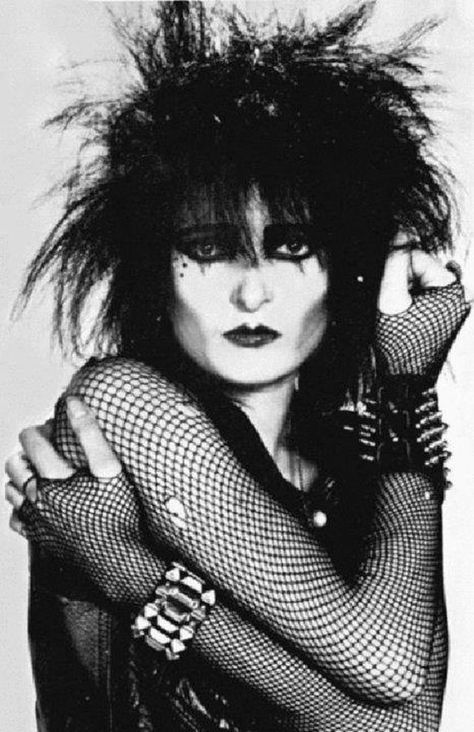 The Godmother of Goth: 40 Vintage Photos That Show the Classic Goth Look of Siouxsie Sioux From Late-1970s British Punk ~ vintage everyday 80s Aesthetic Goth, 70s Goth, New Wave Goth, Punks 70s, Textiles Ideas, Punk Mode, Alternative Subcultures, Look 80s, 80s Goth