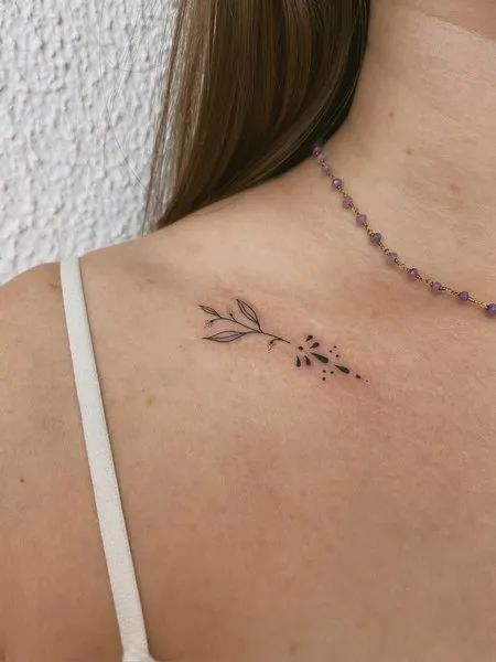 Collarbone Tattoo Women Simple Tattoos Collar Bone, Simple Collarbone Tattoos, Clavicle Tattoos For Women Quotes, Collarbone Tattoo Ideas For Women, Fine Line Collar Bone Tattoo, Small Collarbone Tattoos For Women, Color Bone Tattoos For Women, Small Collarbone Tattoo, Tattoo Ideas Female Collar Bone