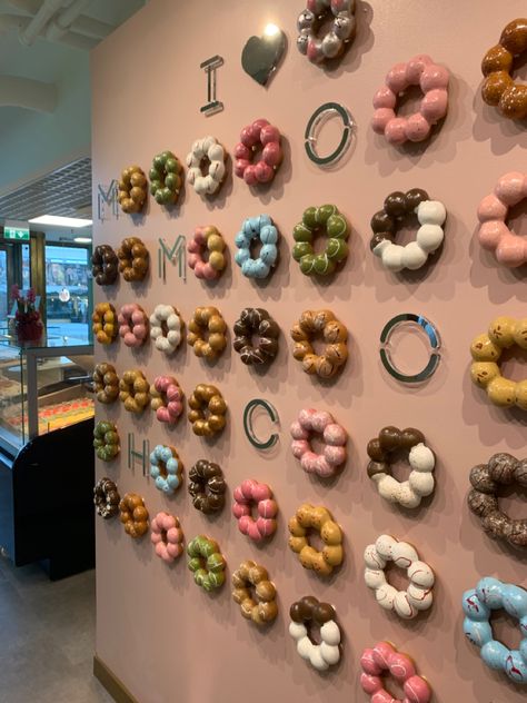 Modern Donut Shop, Doughnut Shop Interior Design, Donut Shop Interior, Donuts Shop, Donut Store, Donut Display, Bakery Design Interior, Waffle Bar, Doughnut Shop