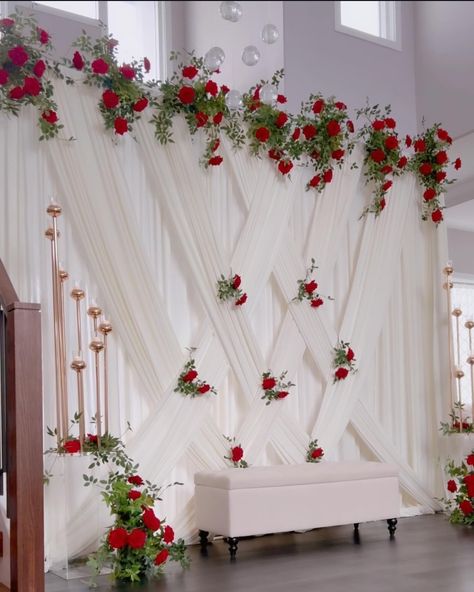 Henna Decoration Ideas Decor, Red And White Wedding Decorations, Simple Stage Decorations, Ivory Curtains, White Wedding Decorations, Diy Floral Decor, Red And White Weddings, Wedding Background Decoration, Backdrop Diy