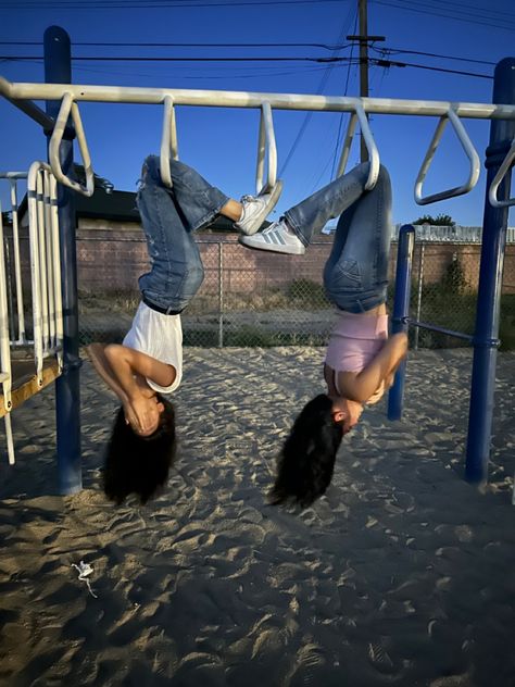 Cute Photos Ideas With Bestie, Photo To Do With Friends, Best Friend Pics To Recreate, Photos To Recreate This Summer, Recreating Photos Ideas, Photo Ideas With Bestie Outside, Photo Recreation Ideas, Fotos To Recreate, Playground Pics With Friends