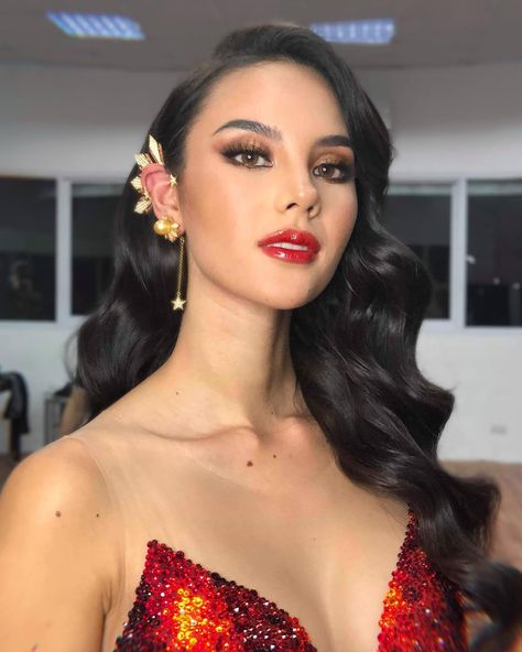 Try Catriona Gray's makeup routine that she used for Miss Universe 2019 (products listed.) Catriona Gray Hairstyle, Catriona Grey, Catriona Gray, Pageant Makeup, Grey Makeup, Pageant Hair, Miss Universe, Long Black Hair, Prom Makeup