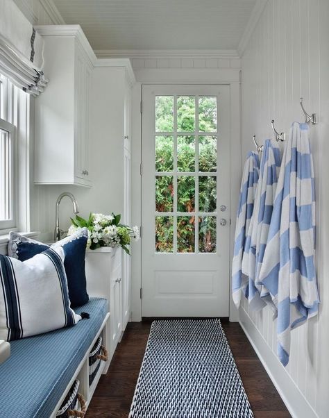 Old Coastal Cottage, Mud Room Diy, Nantucket Cottage Interiors, Laundry Renovation Ideas, Cottage Mudroom, Lux House, Modern Laundry Room, Laundry Renovation, Brindleton Bay